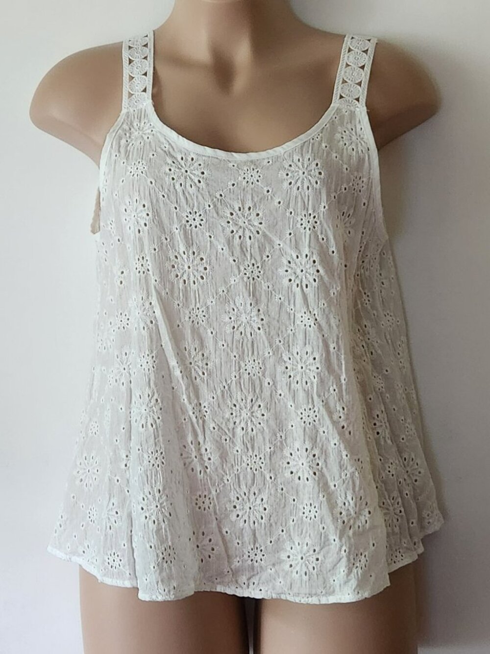 Eyelet tank top sz XXL white EUC